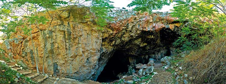 Grimpeurs,  du fond de cet antre, 50 sicles vous contemplent...